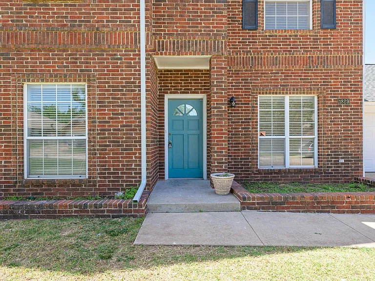 1829 Courtney Ln — Photo 45