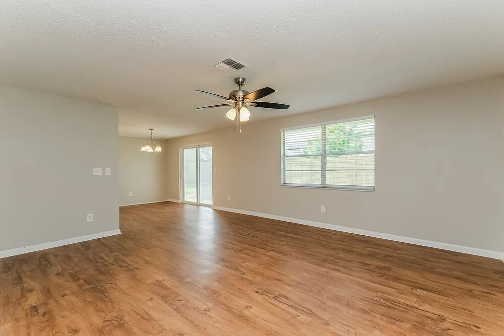 3 bed, 2.0 bath, 1352 sqft, $2,385 — Photo 4