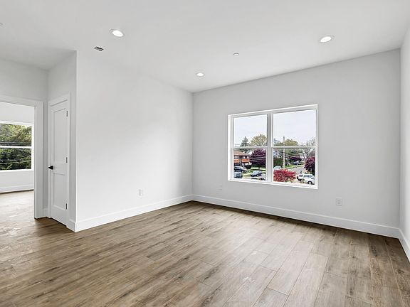 5th image of 533 Greenwich St APT 1B