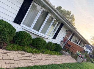 1230 Harwood Dr, Libertyville, IL 60048