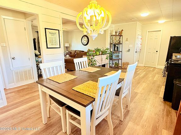 4th image of 740 Robinson Rd