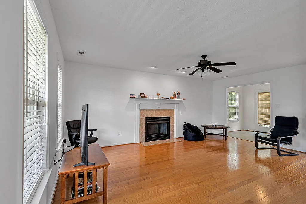 4 bed, 2126 sqft, $2,400 — Photo 4