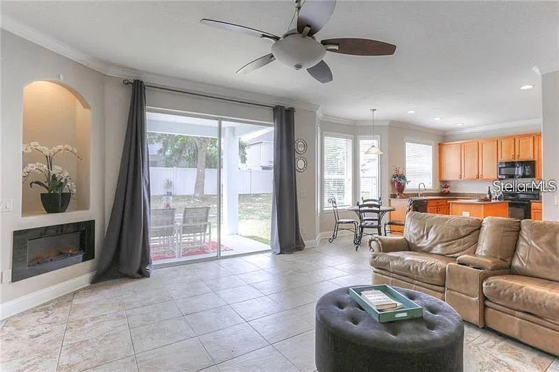 4 bed, 2.5 bath, 2515 sqft, $2,500 — Photo 4