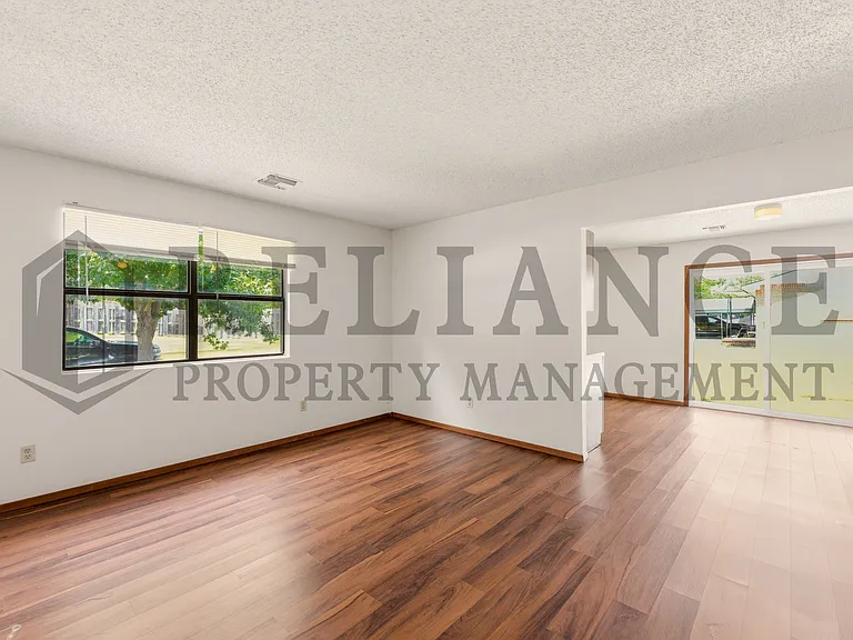 1158 N Edwards Ave — Photo 4