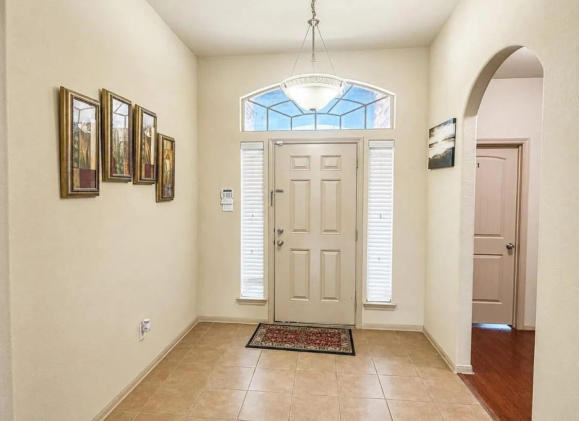 3 bed, 2.0 bath, 2083 sqft, $2,200 — Photo 4