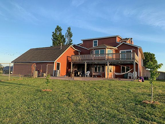 Upper Deck/Lower Patio