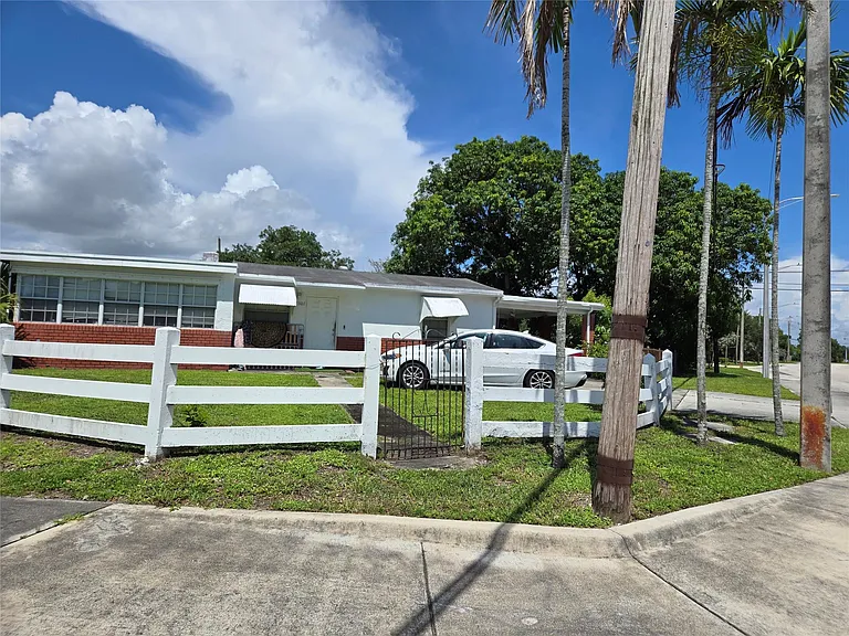 2301 NW 15th Ct — Photo 1