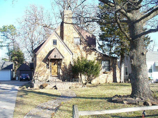2nd image of 1886 N Douglas Ave