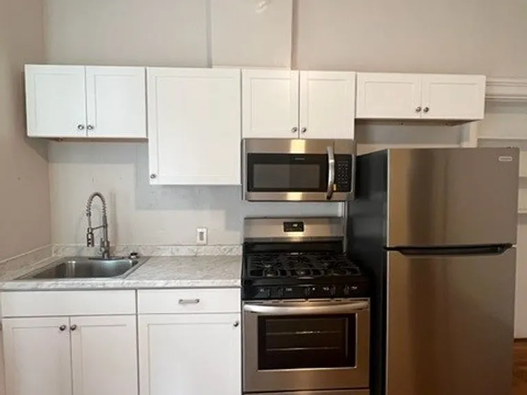 2419 Vine St #8 — Photo 3