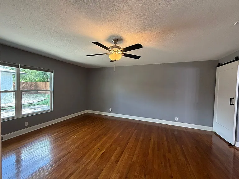 2555 W Kings Hwy — Photo 13