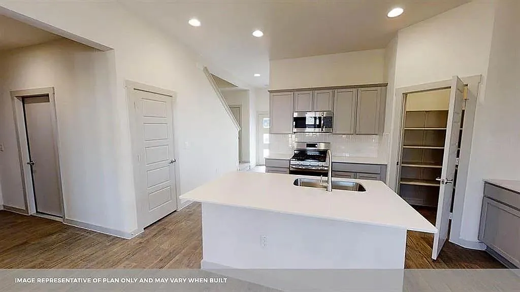 4 bed, 2.5 bath, 2193 sqft, $2,300 — Photo 4
