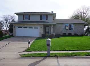 453 S 8th St, Eldridge, IA 52748