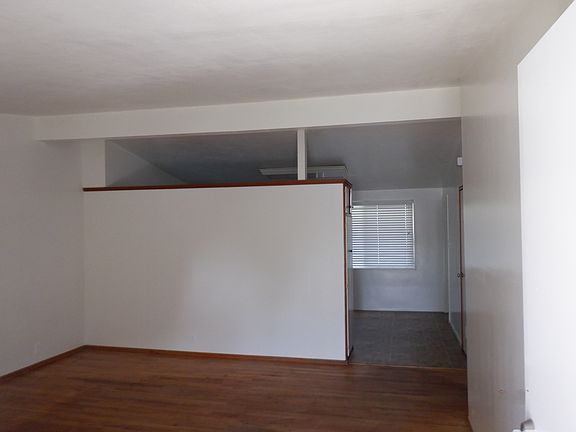 3rd image of 600 E Willow Ct