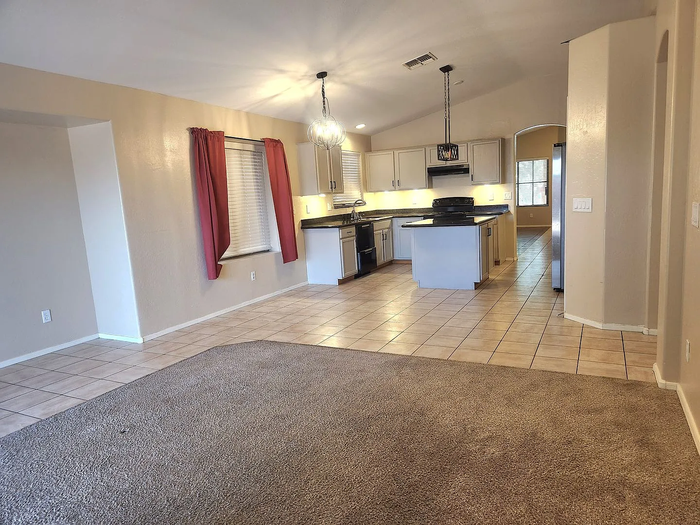 Spacious Home with Mountain views Near Downtown — Photo 2