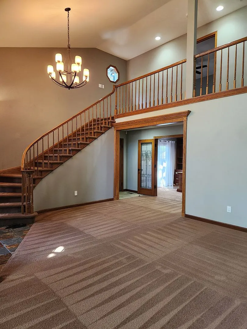 Beautiful Yale Heights unit in quiet secluded community! — Photo 4