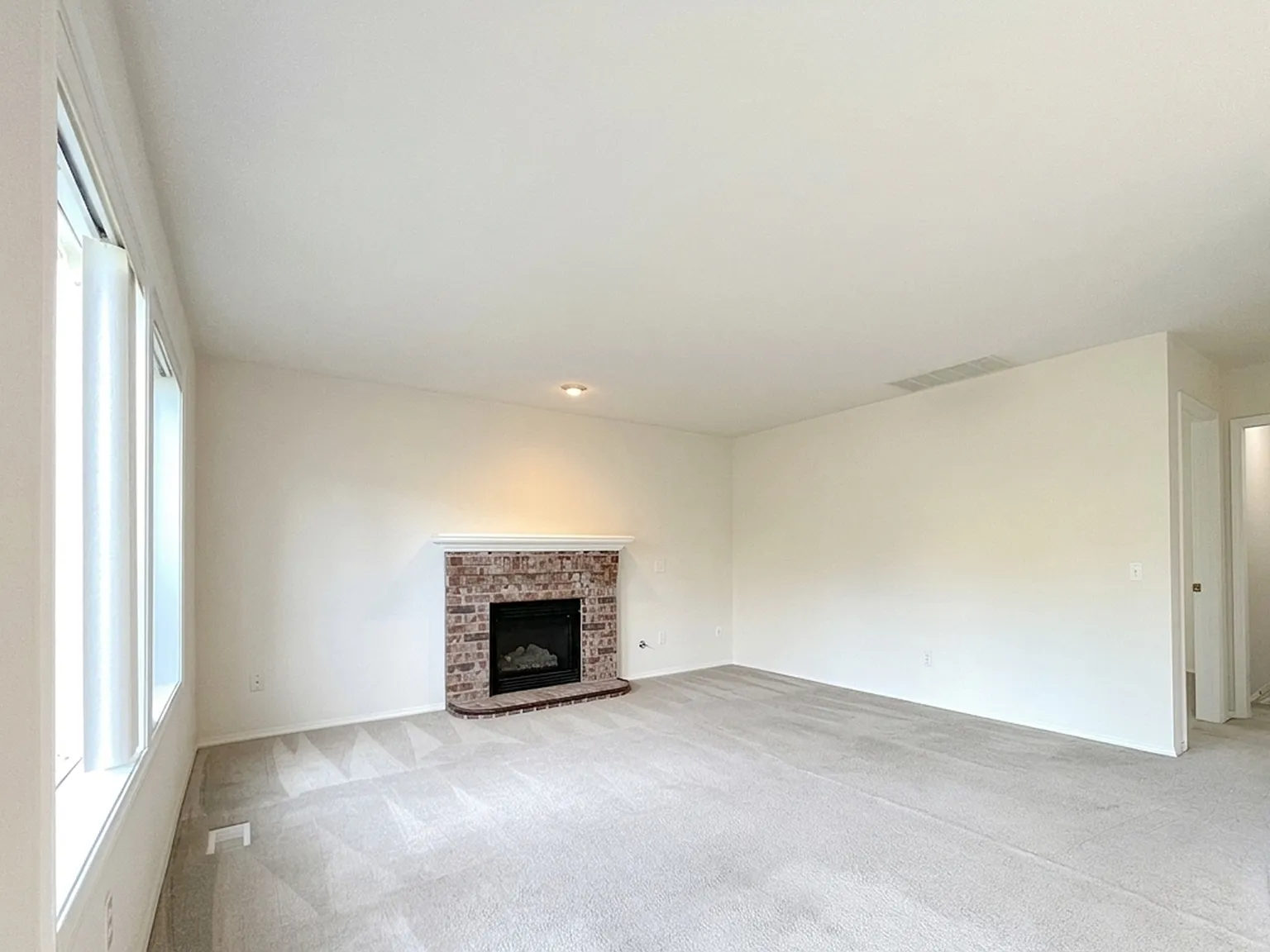5 bed, 2.5 bath, 2216 sqft, $3,550 — Photo 3