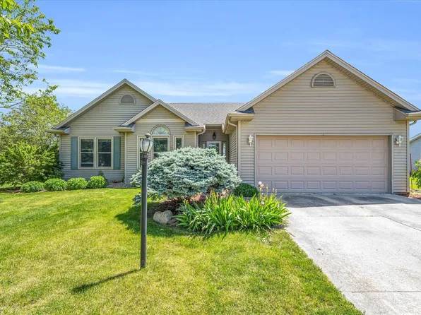 910 Pheasant Ln, Savoy, IL 61874