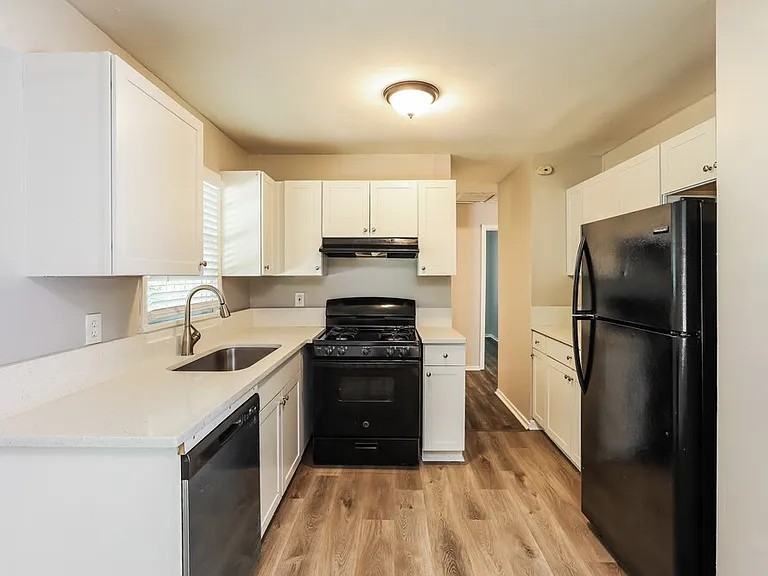 842 Bonneville Ter NW — Photo 8