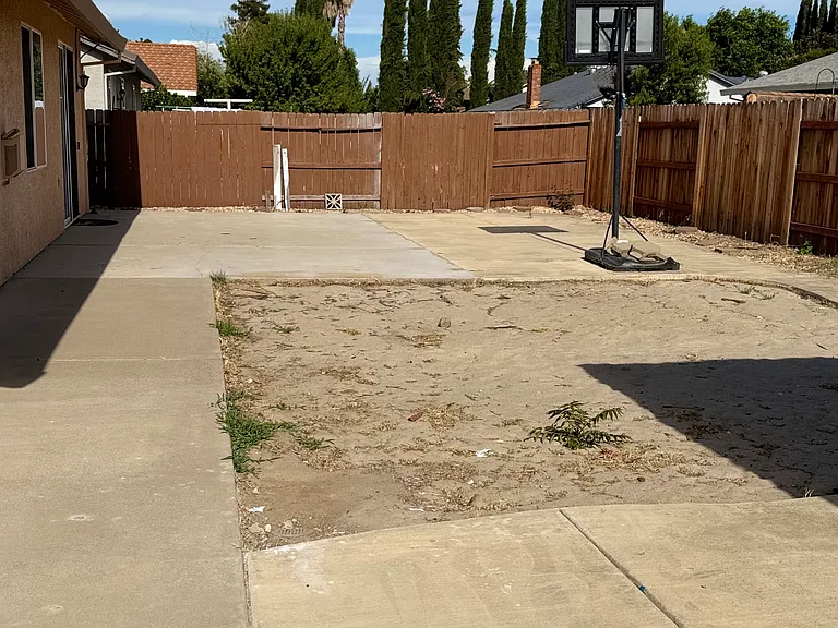 1562 Berkshire Dr — Photo 9