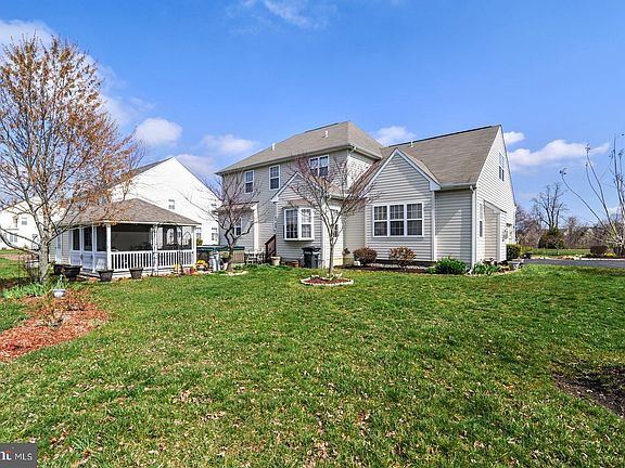 3rd image of 605 Ravenglass Dr