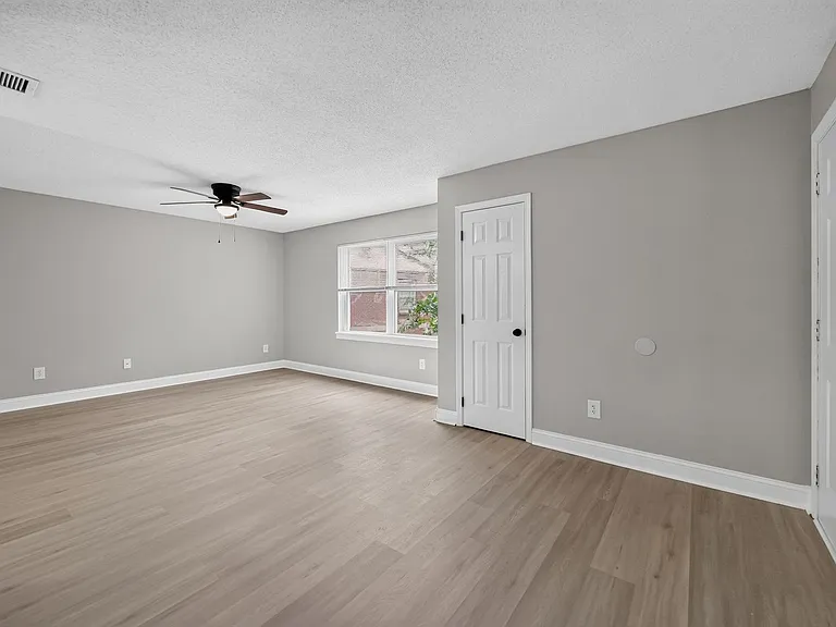Spring Branch Apartments — Photo 35