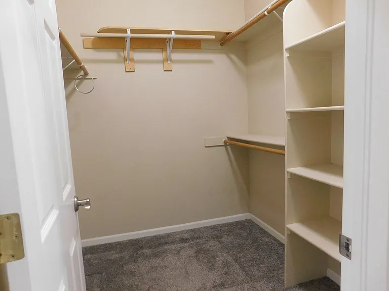 566 Garnet Dr — Photo 16
