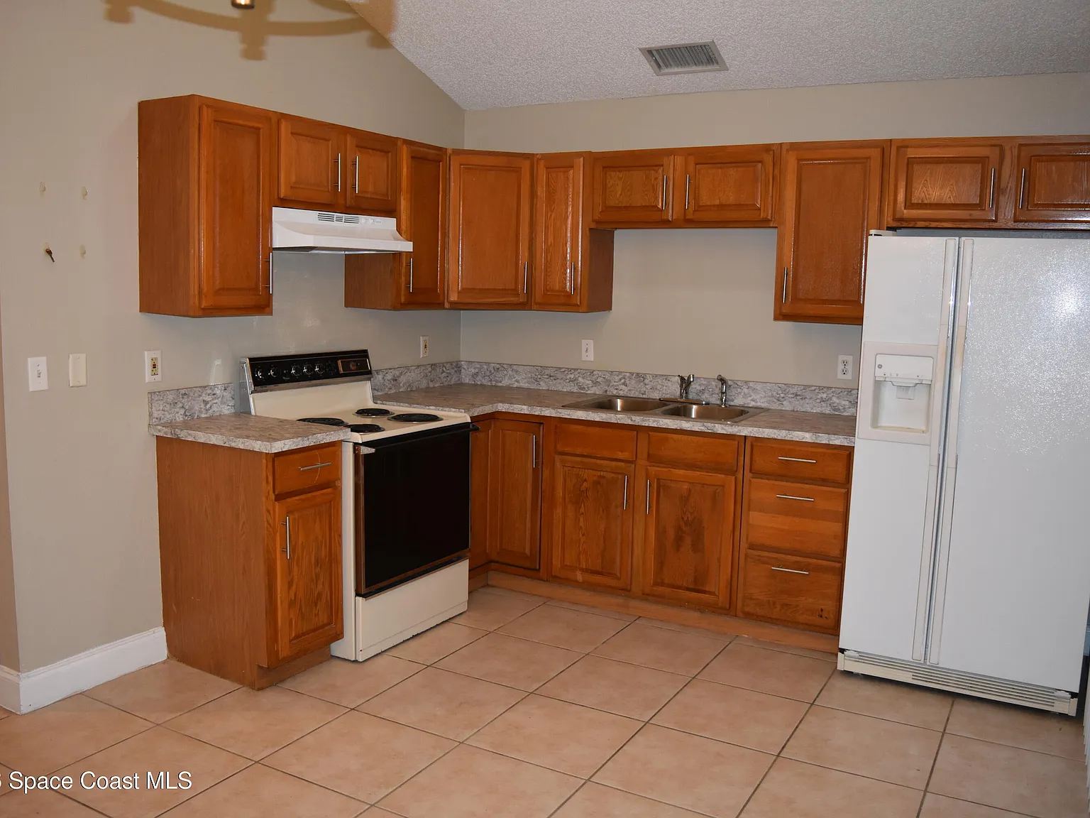 3 bed, 2.0 bath, 1064 sqft, $1,900 — Photo 2
