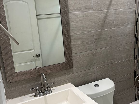 4th image of 5604 Hollinhead Ln