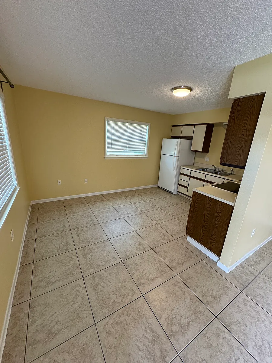 Building Photo - 645 S McCall Rd #112