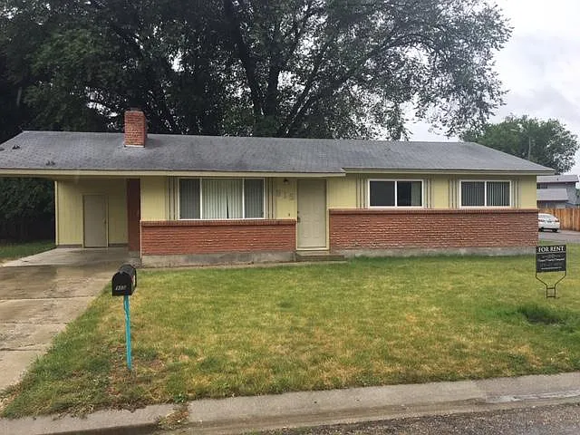 915 W Delaware Dr