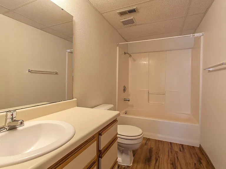 1030 E Walnut St — Photo 6