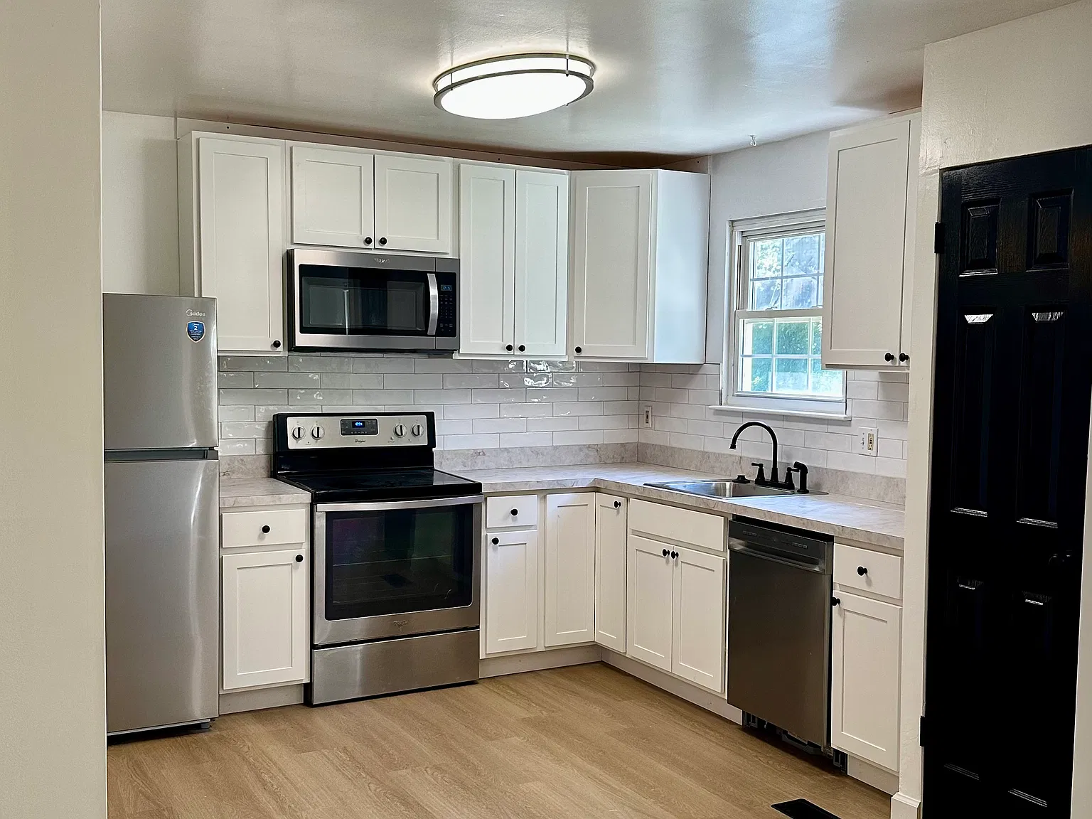 488 Kenilworth Ct — Photo 1