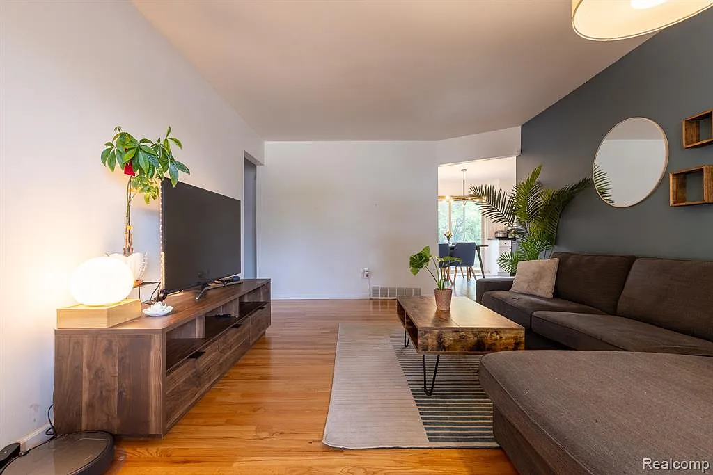 3 bed, 1.5 bath, 2100 sqft, $2,600 — Photo 3