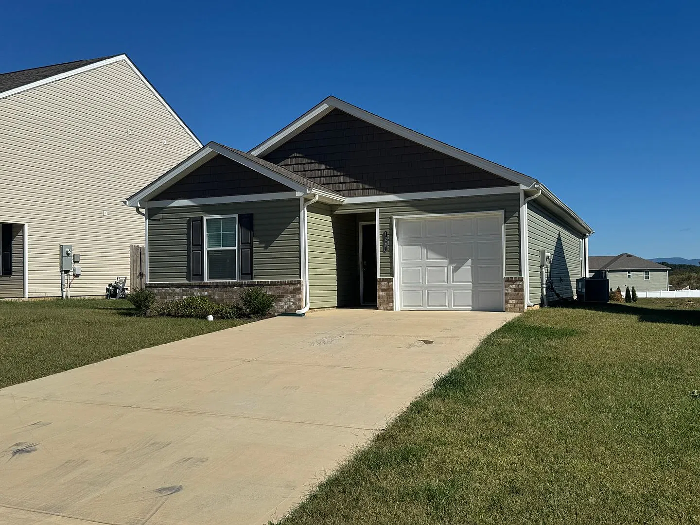 3 Bedroom 2 Bathroom Home in Greeneville, TN — Photo 2