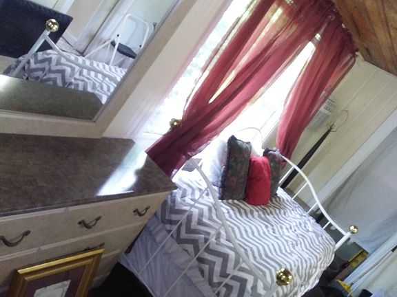 Charming fully furnished and cozy!