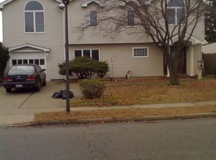 5 Collector Ln, Levittown, NY 11756