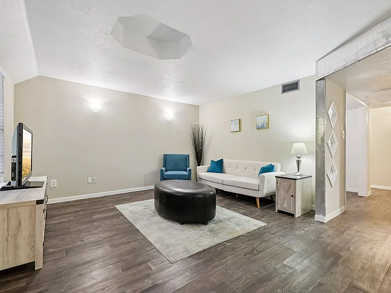 The Metropolis Apartments — Photo 41