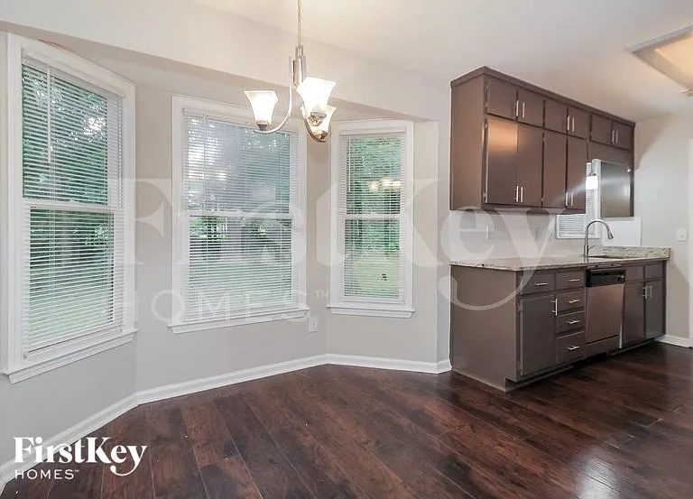 1985 Castle Royale Dr — Photo 5