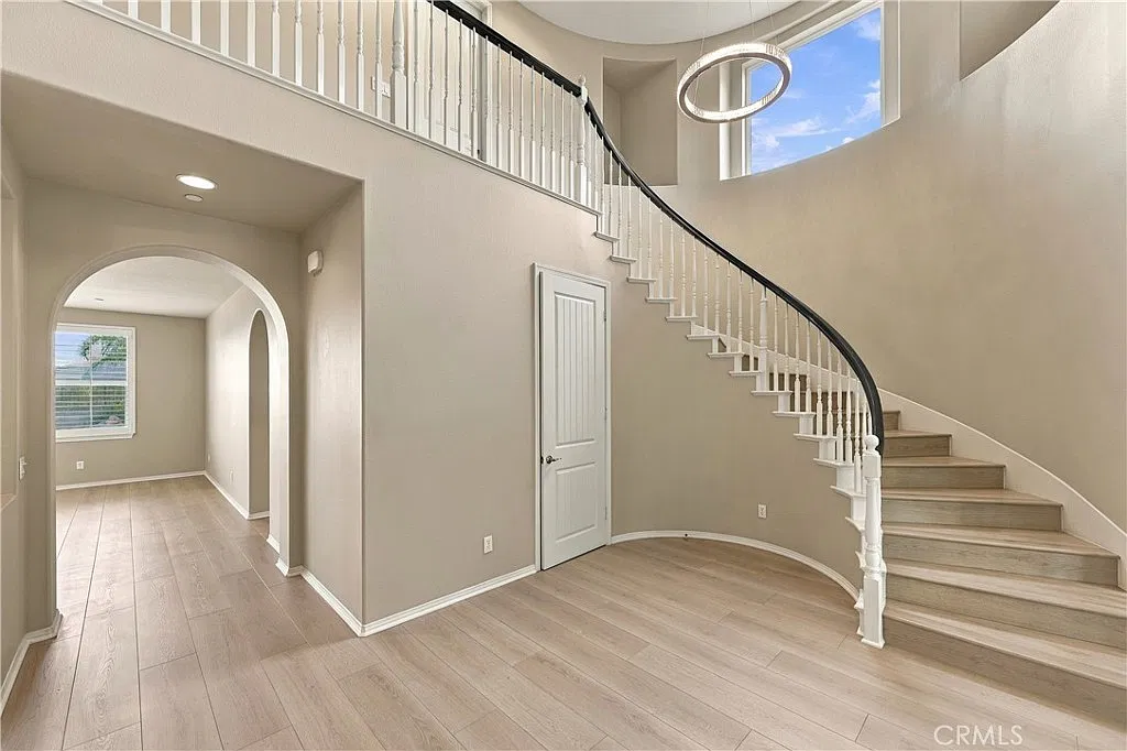 5 bed, 4.5 bath, 3821 sqft, $7,495 — Photo 4