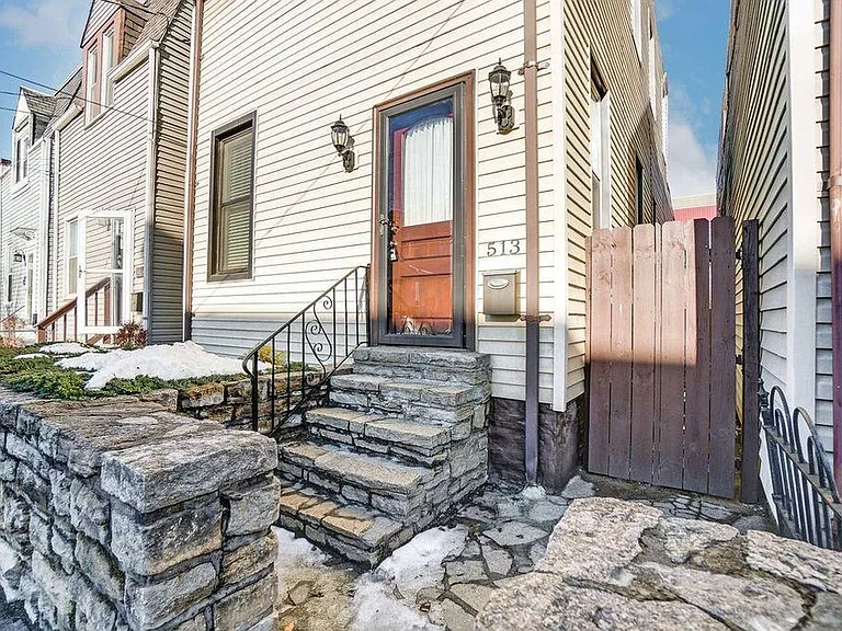 513 Thornton St — Photo 1