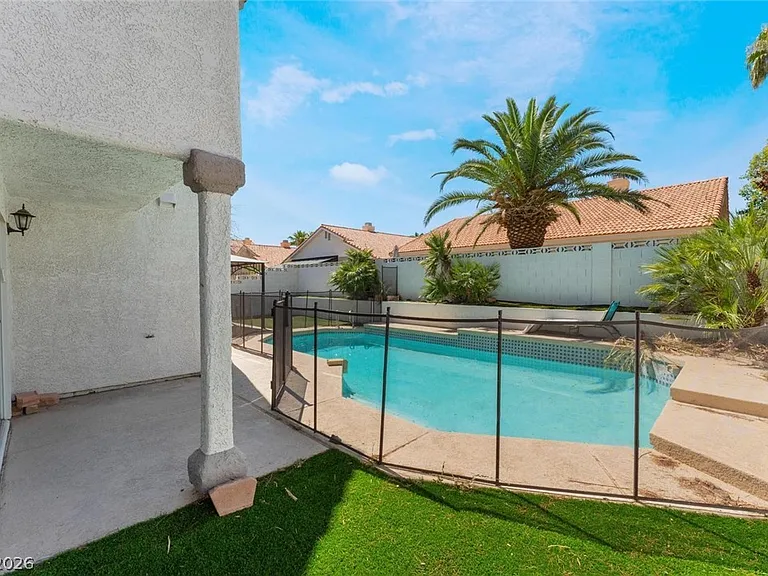 8429 Honeywood Cir — Photo 35