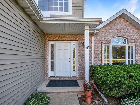 5th image of 729 S Prairieview Dr