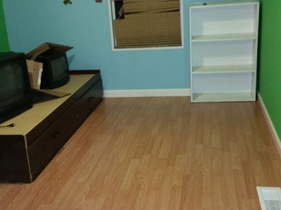 5th image of 301 Hatcher Dr