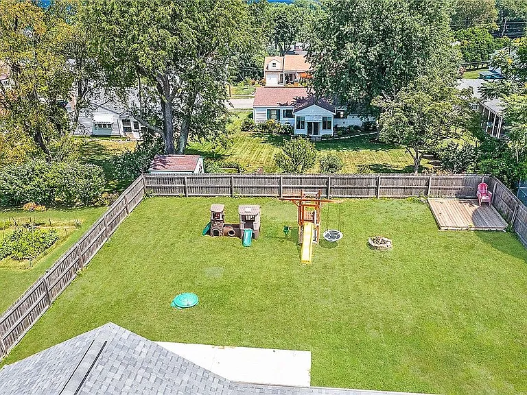 2111 Lynwood Dr — Photo 9