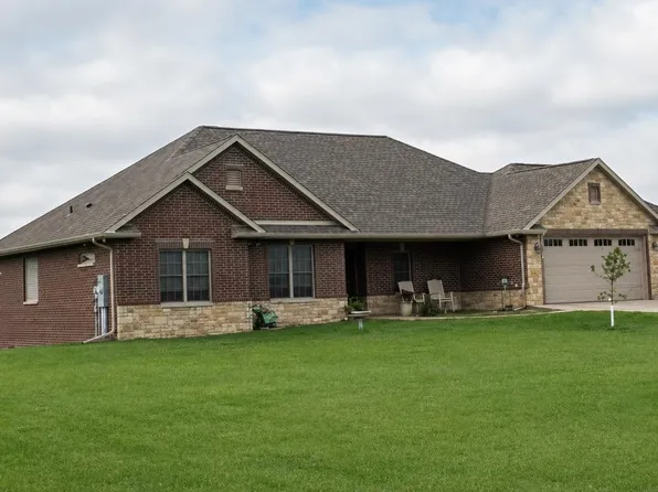 8070 Raphael Dr, Dubuque, IA 52003