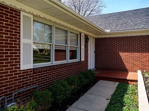 5th image of 460 Chatham Dr
