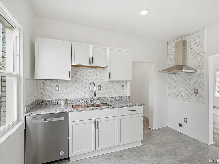 725 Lakewood St — Photo 7