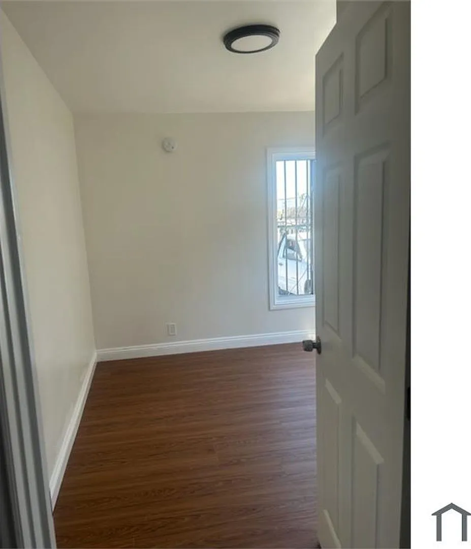 7620 S Western Ave — Photo 2