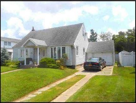 1st image of 985 Park Ln E