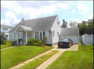 985 Park Ln E, Franklin Square, NY 11010